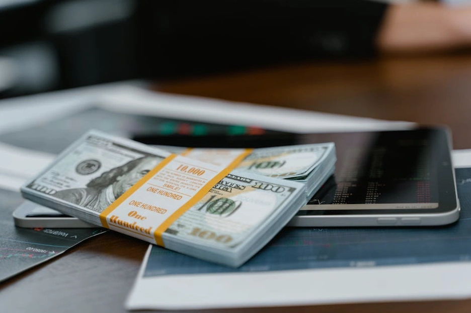 Finansal veri panosunu inceleyen bir analist